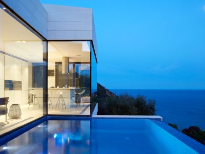 A Stunning Modern Isolated Home with Spectacular Views in Catalunya by Anna Podio Arquitectura (11)