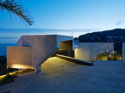 A Stunning Modern Isolated Home with Spectacular Views in Catalunya by Anna Podio Arquitectura (12)