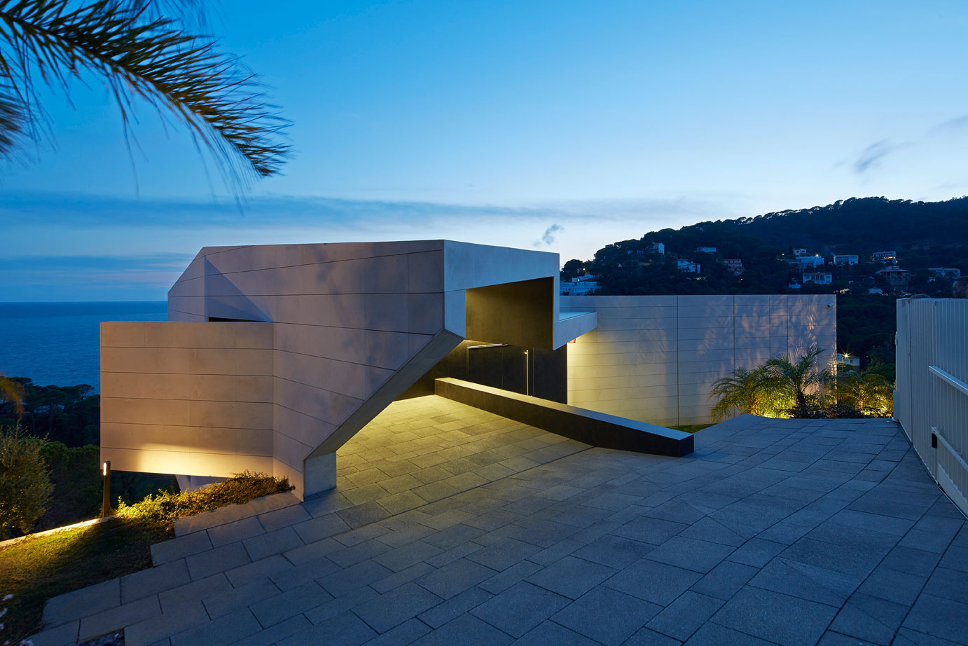 A Stunning Modern Isolated Home with Spectacular Views in Catalunya by Anna Podio Arquitectura (12)