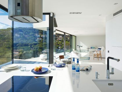 A Stunning Modern Isolated Home with Spectacular Views in Catalunya by Anna Podio Arquitectura (4)