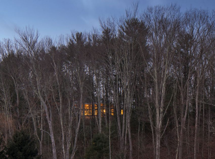 A Stunning Mountain Home Perched Atop a Hudson Valley in Kerhonkson, New York by Studio MM Architect (16)