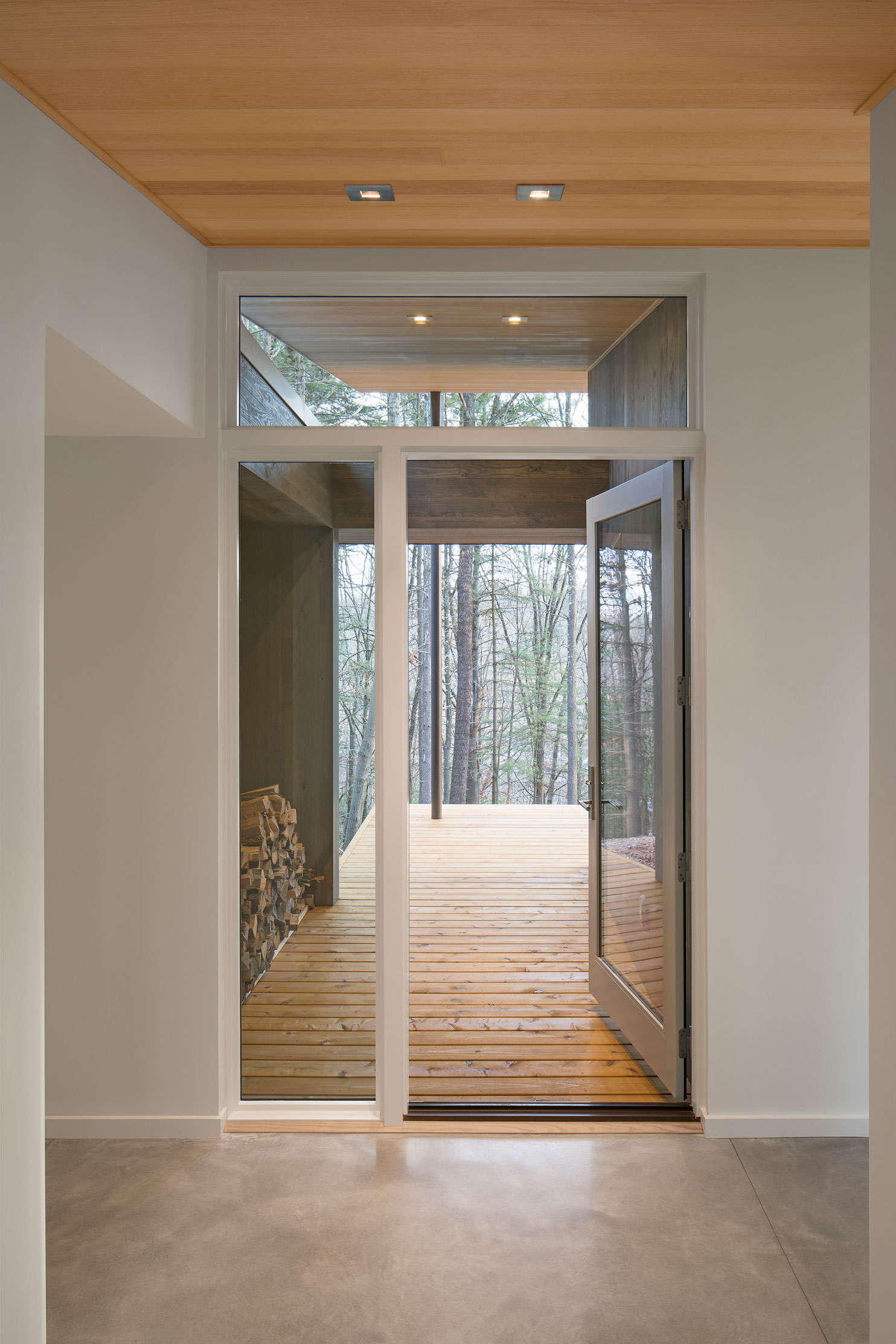 A Stunning Mountain Home Perched Atop a Hudson Valley in Kerhonkson, New York by Studio MM Architect (5)