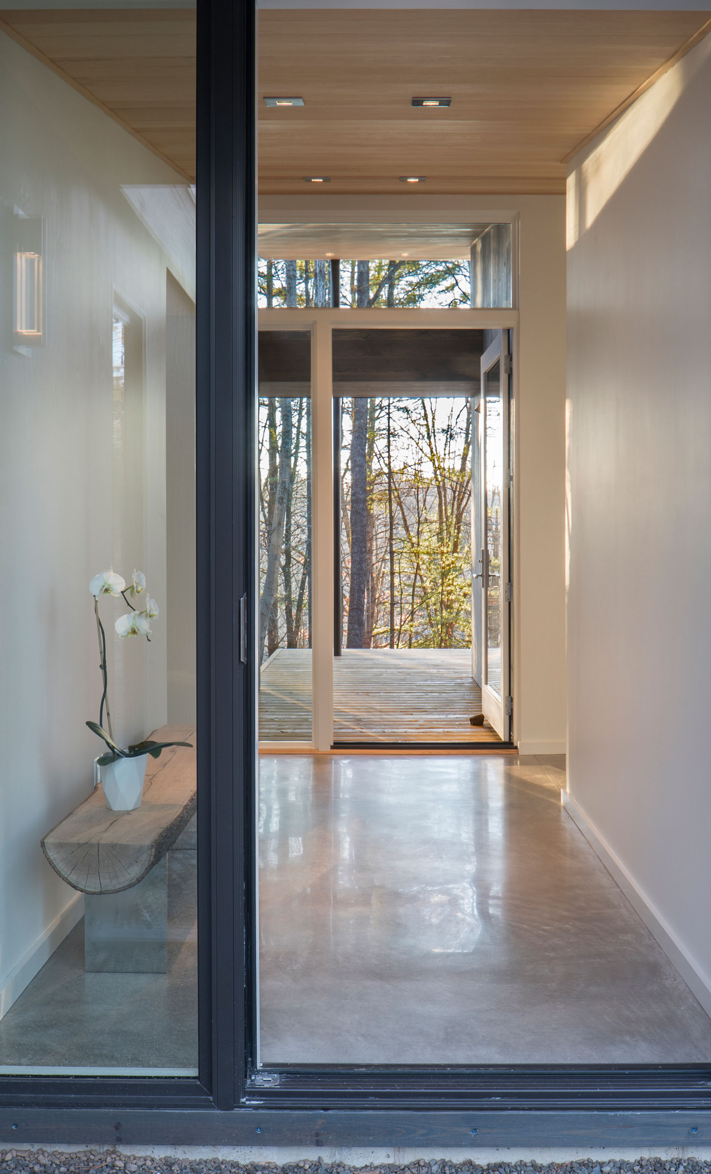 A Stunning Mountain Home Perched Atop a Hudson Valley in Kerhonkson, New York by Studio MM Architect (6)