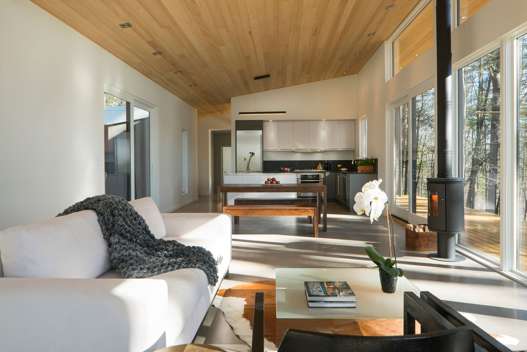 A Stunning Mountain Home Perched Atop a Hudson Valley in Kerhonkson, New York by Studio MM Architect (9)