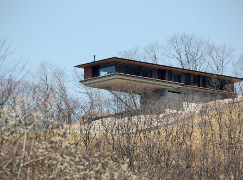 A Stunning Mountainside Home with a Dramatic Cantilever Appearance in Nagano by Kidosaki Architects Studio (1)