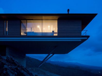 A Stunning Mountainside Home with a Dramatic Cantilever Appearance in Nagano by Kidosaki Architects Studio (16)