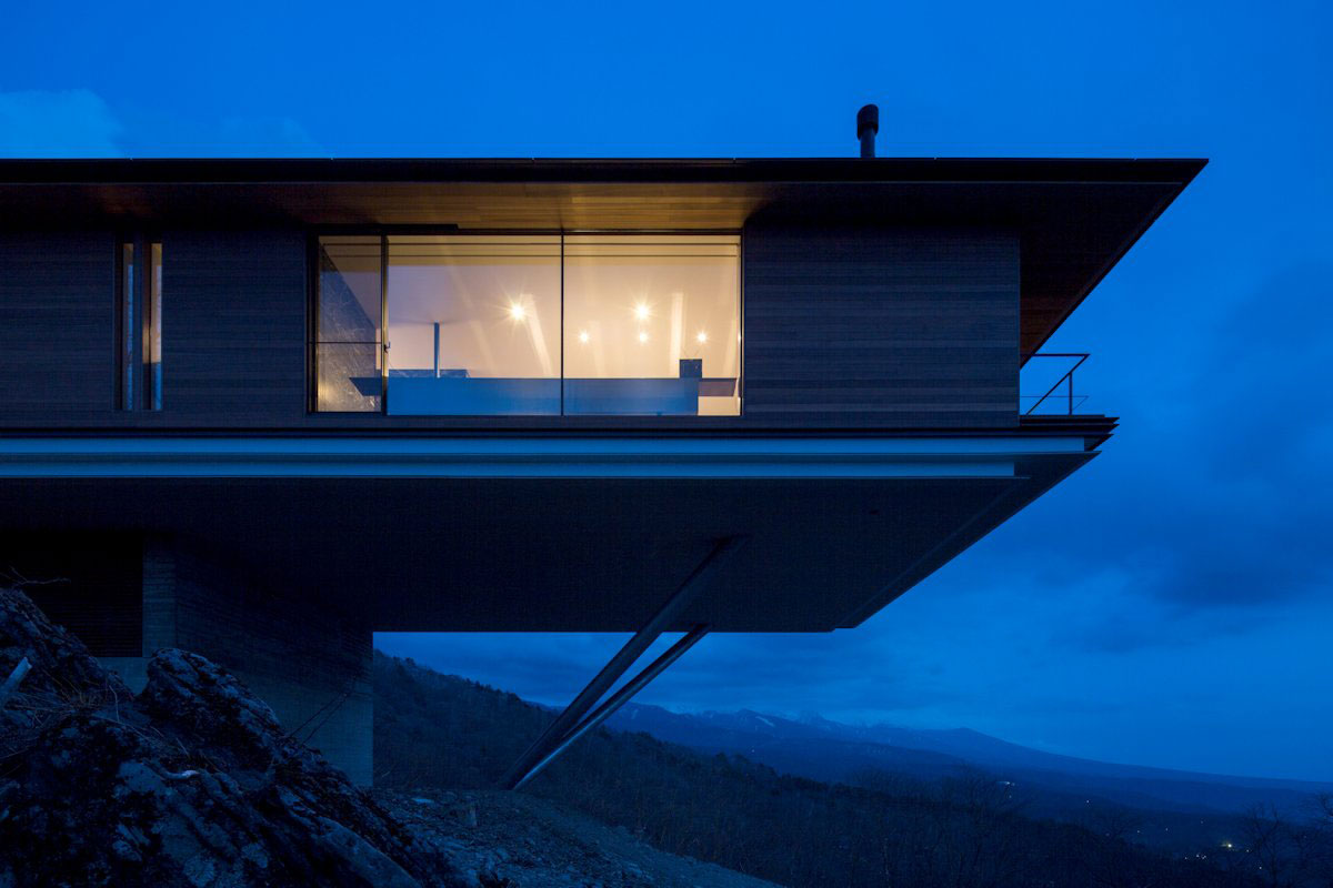A Stunning Mountainside Home with a Dramatic Cantilever Appearance in Nagano by Kidosaki Architects Studio (16)