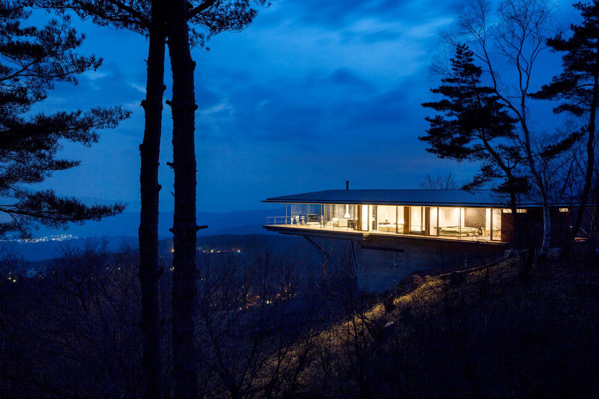 A Stunning Mountainside Home with a Dramatic Cantilever Appearance in Nagano by Kidosaki Architects Studio (18)