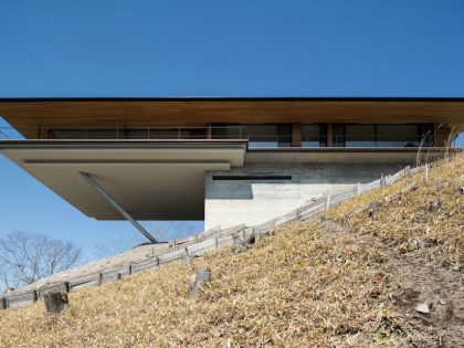 A Stunning Mountainside Home with a Dramatic Cantilever Appearance in Nagano by Kidosaki Architects Studio (2)