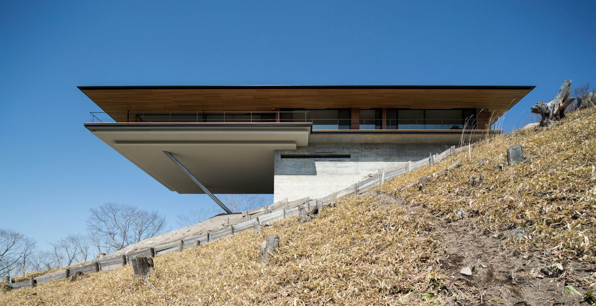 A Stunning Mountainside Home with a Dramatic Cantilever Appearance in Nagano by Kidosaki Architects Studio (2)
