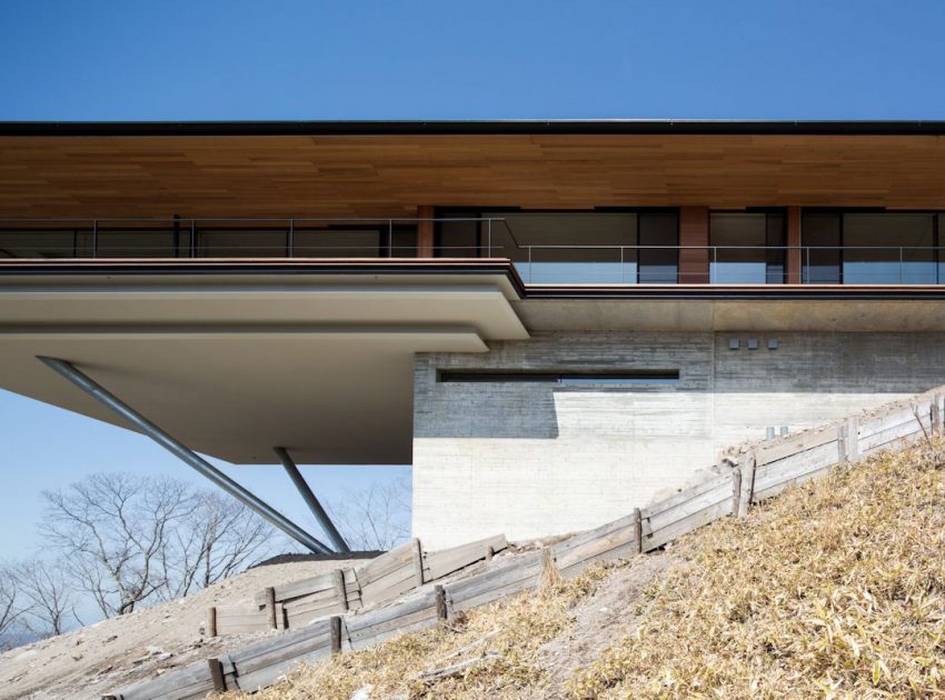 A Stunning Mountainside Home with a Dramatic Cantilever Appearance in Nagano by Kidosaki Architects Studio (3)