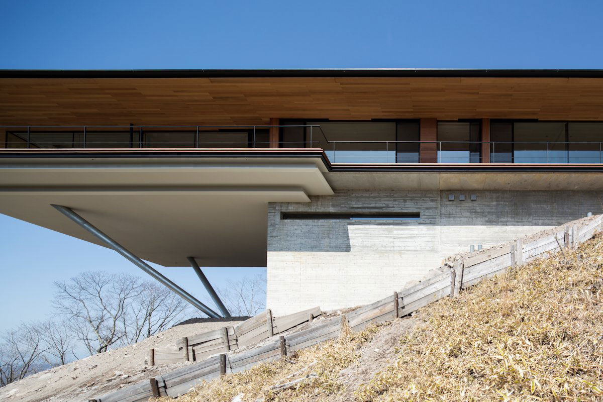 A Stunning Mountainside Home with a Dramatic Cantilever Appearance in Nagano by Kidosaki Architects Studio (3)
