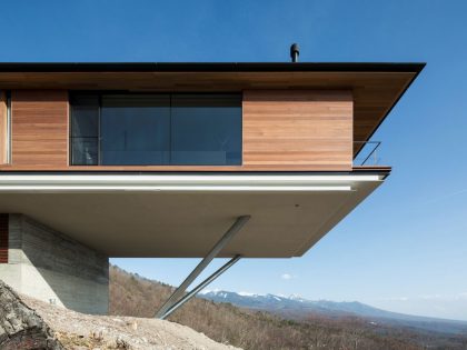 A Stunning Mountainside Home with a Dramatic Cantilever Appearance in Nagano by Kidosaki Architects Studio (4)