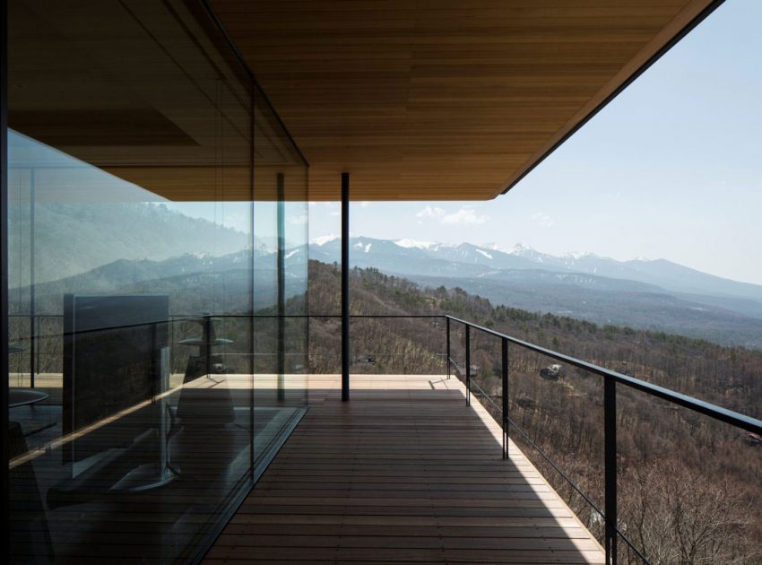 A Stunning Mountainside Home with a Dramatic Cantilever Appearance in Nagano by Kidosaki Architects Studio (5)