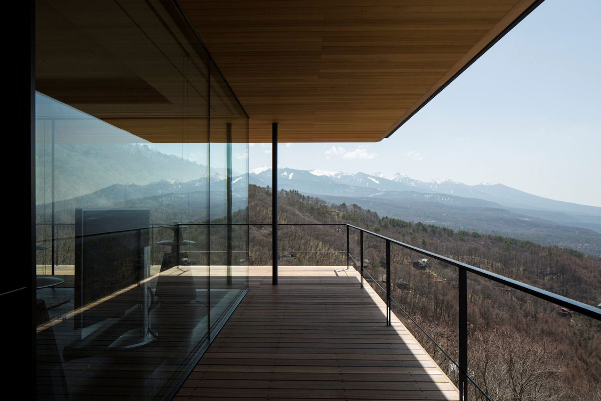 A Stunning Mountainside Home with a Dramatic Cantilever Appearance in Nagano by Kidosaki Architects Studio (5)