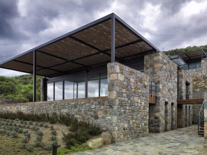 A Stunning Rustic Home with a Rough and Warm Interior in Turkey by Cirakoglu Architects (1)