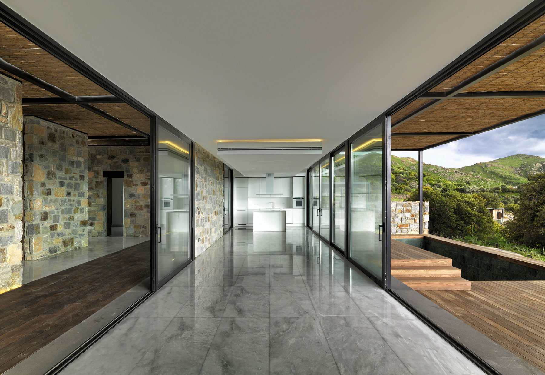 A Stunning Rustic Home with a Rough and Warm Interior in Turkey by Cirakoglu Architects (11)