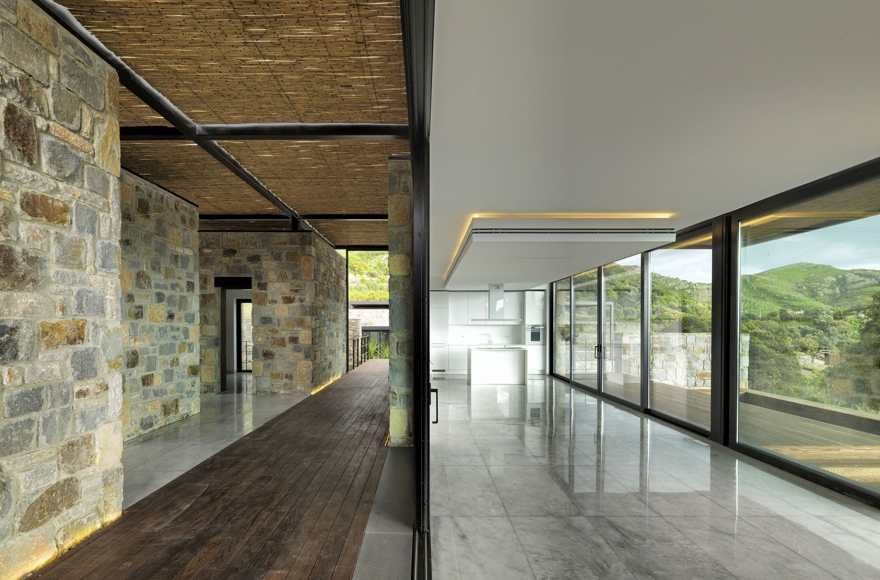 A Stunning Rustic Home with a Rough and Warm Interior in Turkey by Cirakoglu Architects (12)