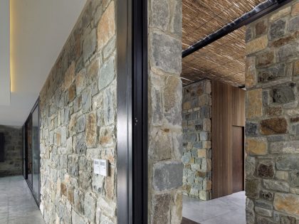 A Stunning Rustic Home with a Rough and Warm Interior in Turkey by Cirakoglu Architects (14)