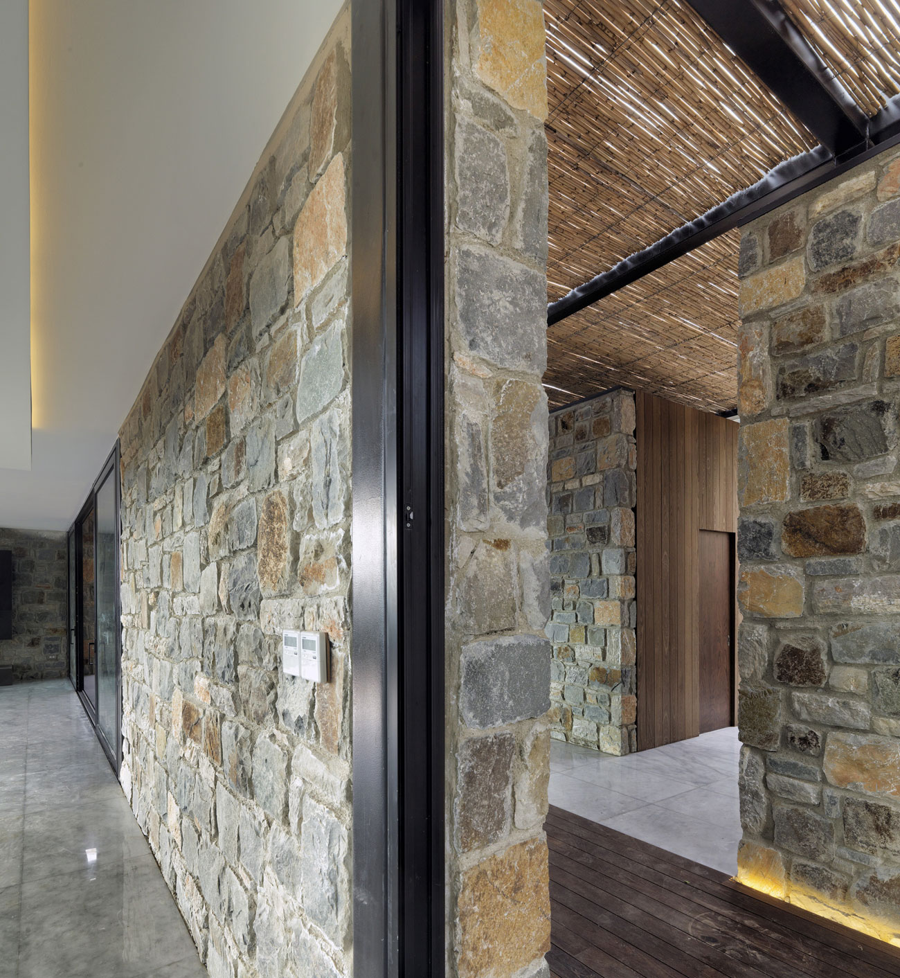 A Stunning Rustic Home with a Rough and Warm Interior in Turkey by Cirakoglu Architects (14)