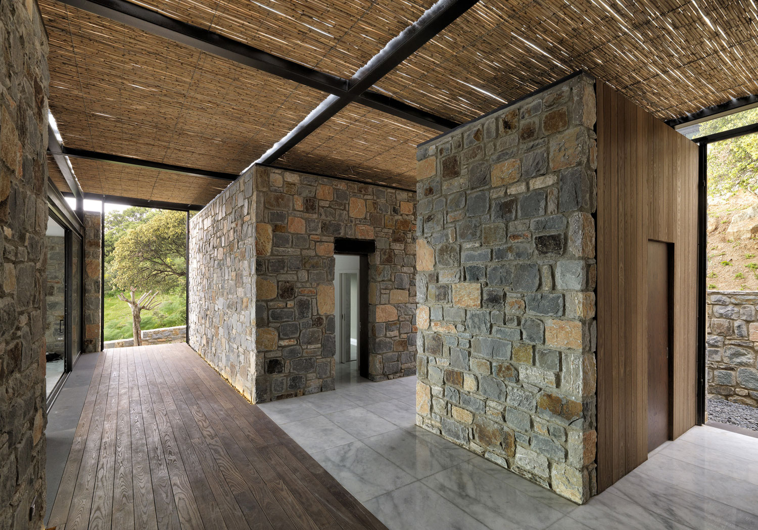 A Stunning Rustic Home with a Rough and Warm Interior in Turkey by Cirakoglu Architects (15)