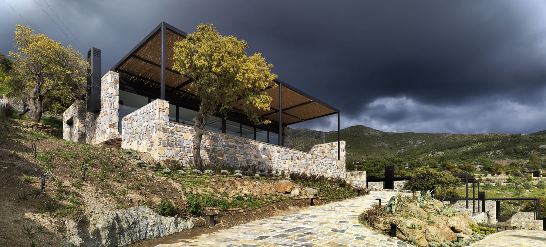 A Stunning Rustic Home with a Rough and Warm Interior in Turkey by Cirakoglu Architects (2)