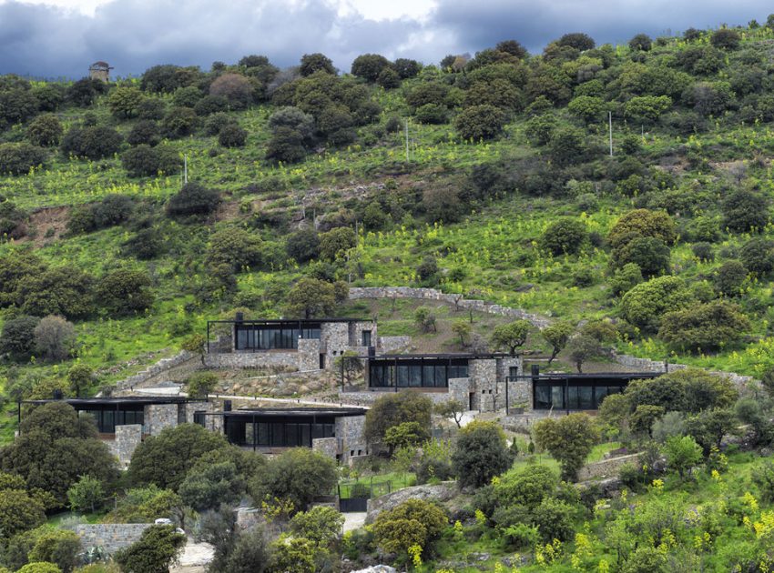 A Stunning Rustic Home with a Rough and Warm Interior in Turkey by Cirakoglu Architects (3)