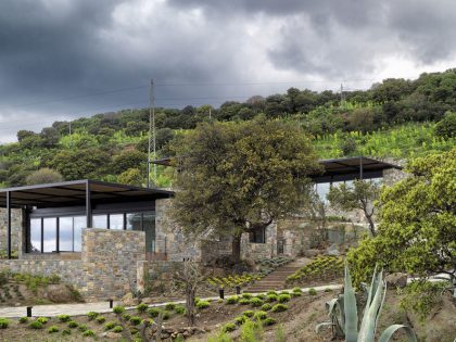 A Stunning Rustic Home with a Rough and Warm Interior in Turkey by Cirakoglu Architects (4)