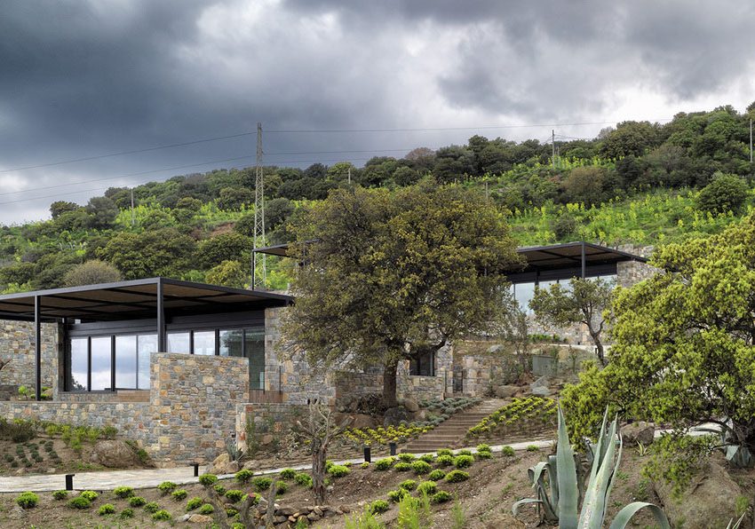 A Stunning Rustic Home with a Rough and Warm Interior in Turkey by Cirakoglu Architects (4)