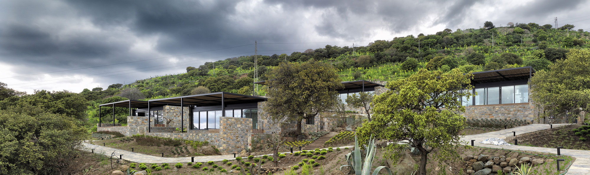 A Stunning Rustic Home with a Rough and Warm Interior in Turkey by Cirakoglu Architects (4)