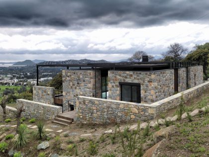 A Stunning Rustic Home with a Rough and Warm Interior in Turkey by Cirakoglu Architects (5)