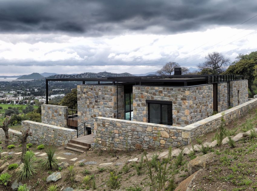 A Stunning Rustic Home with a Rough and Warm Interior in Turkey by Cirakoglu Architects (5)