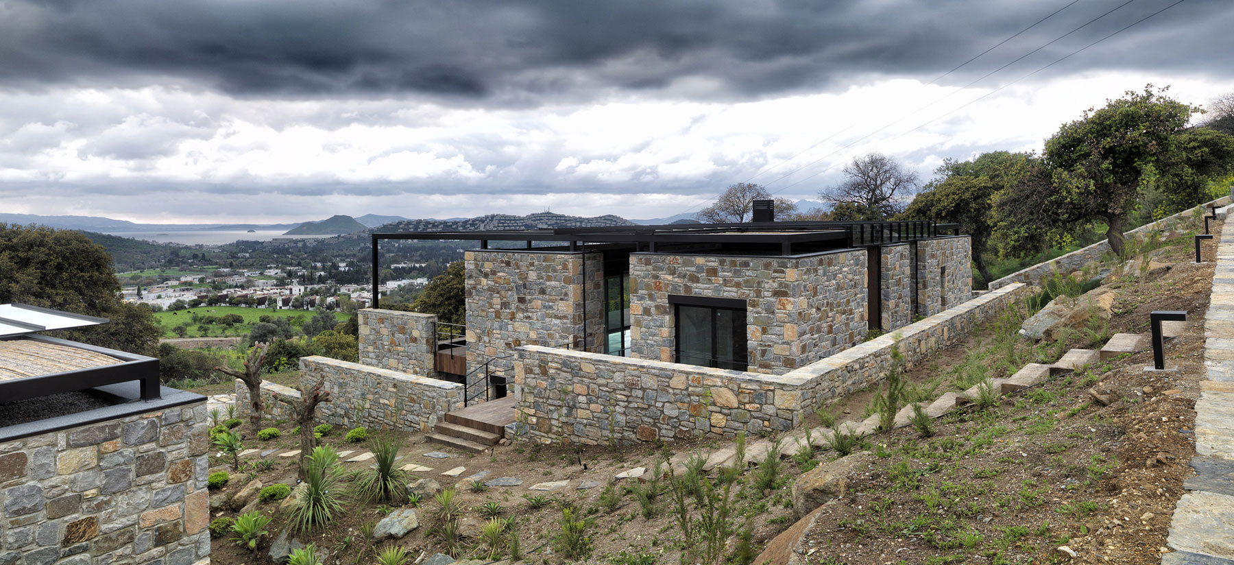 A Stunning Rustic Home with a Rough and Warm Interior in Turkey by Cirakoglu Architects (5)