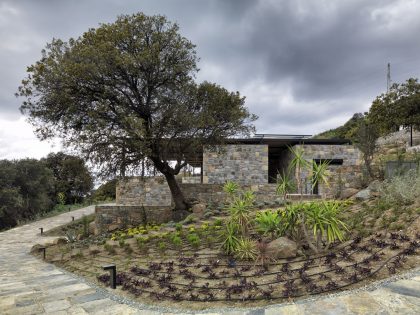 A Stunning Rustic Home with a Rough and Warm Interior in Turkey by Cirakoglu Architects (6)