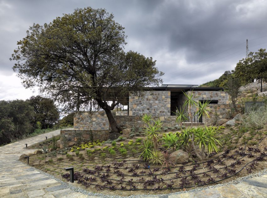 A Stunning Rustic Home with a Rough and Warm Interior in Turkey by Cirakoglu Architects (6)