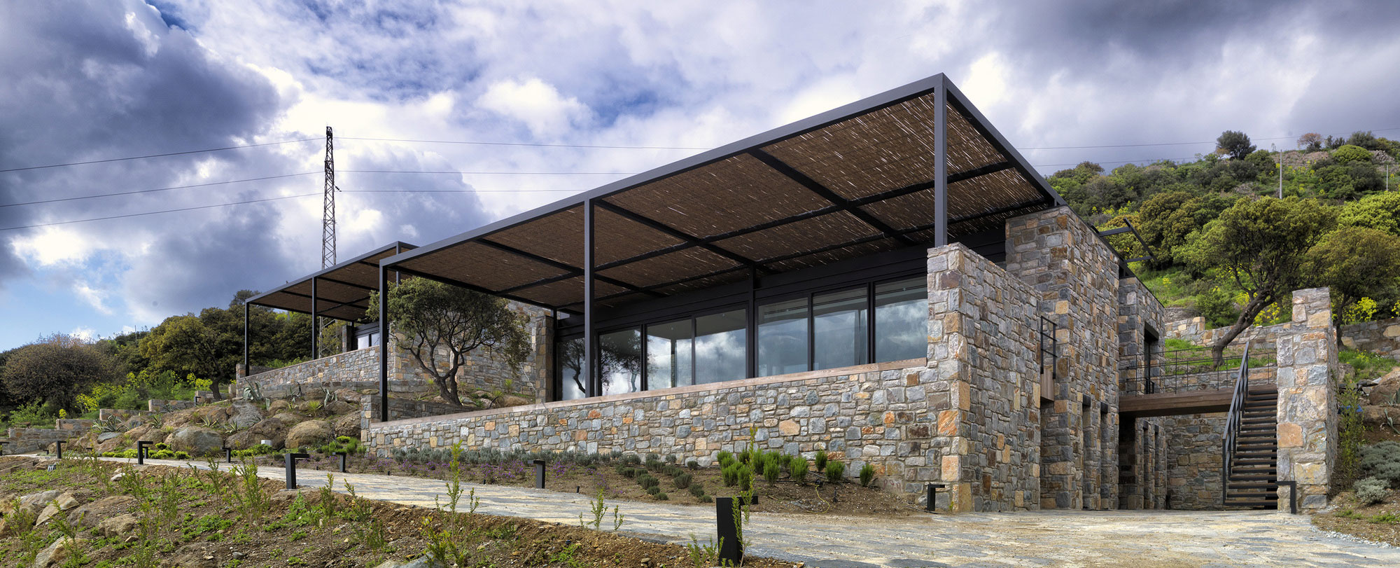 A Stunning Rustic Home with a Rough and Warm Interior in Turkey by Cirakoglu Architects (7)