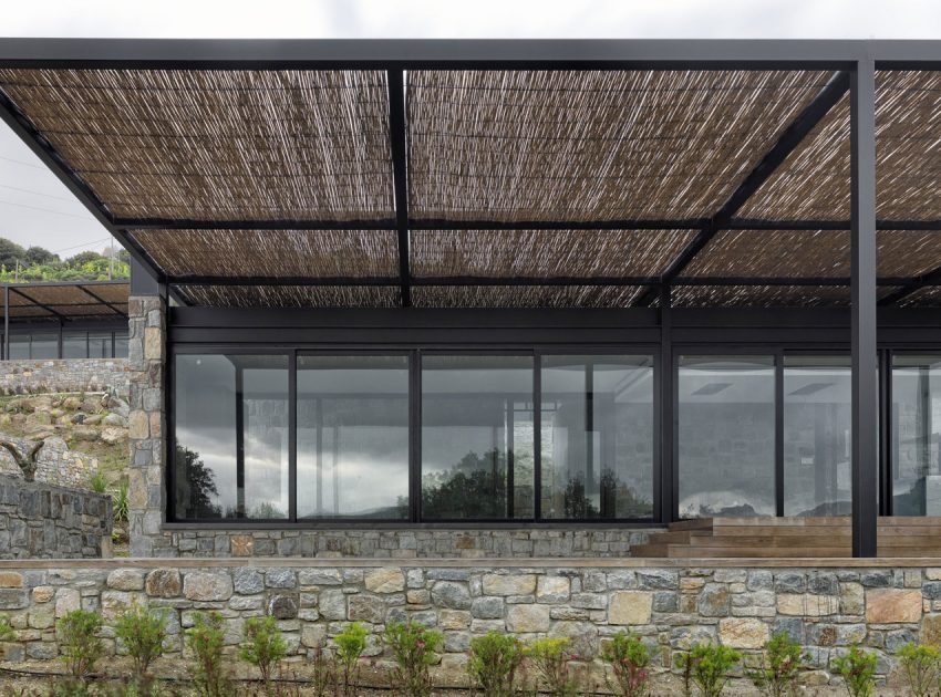 A Stunning Rustic Home with a Rough and Warm Interior in Turkey by Cirakoglu Architects (8)