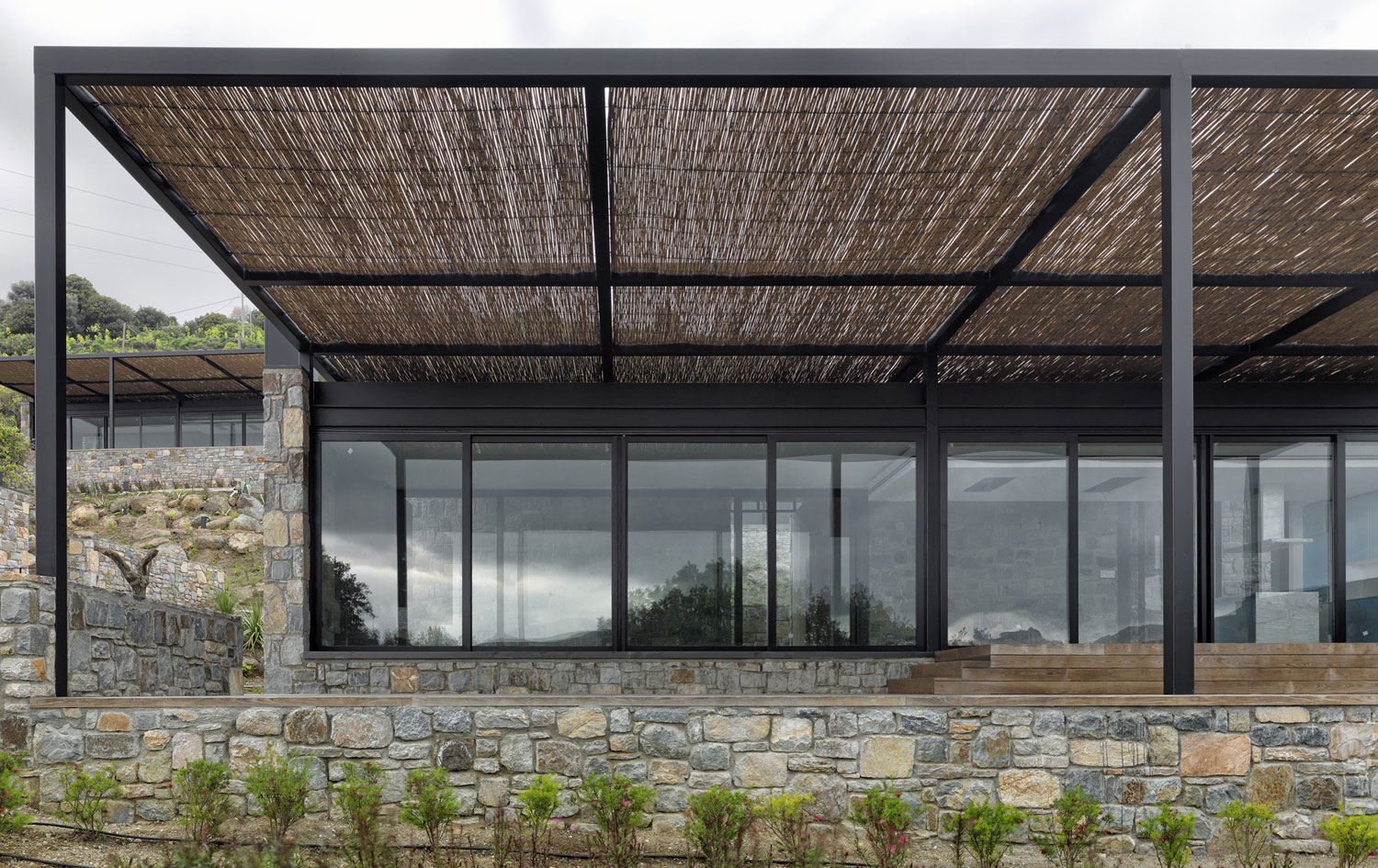 A Stunning Rustic Home with a Rough and Warm Interior in Turkey by Cirakoglu Architects (8)