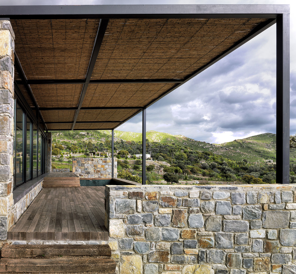 A Stunning Rustic Home with a Rough and Warm Interior in Turkey by Cirakoglu Architects (9)