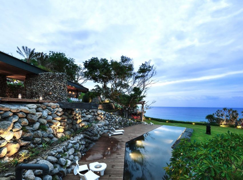 A Stunning Seafront Home with Pool and Spectacular Ocean Views in Taiwan by Create + Think Design Studio (29)