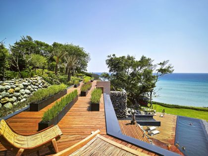 A Stunning Seafront Home with Pool and Spectacular Ocean Views in Taiwan by Create + Think Design Studio (5)