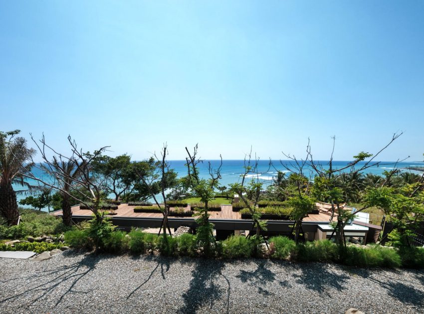 A Stunning Seafront Home with Pool and Spectacular Ocean Views in Taiwan by Create + Think Design Studio (6)