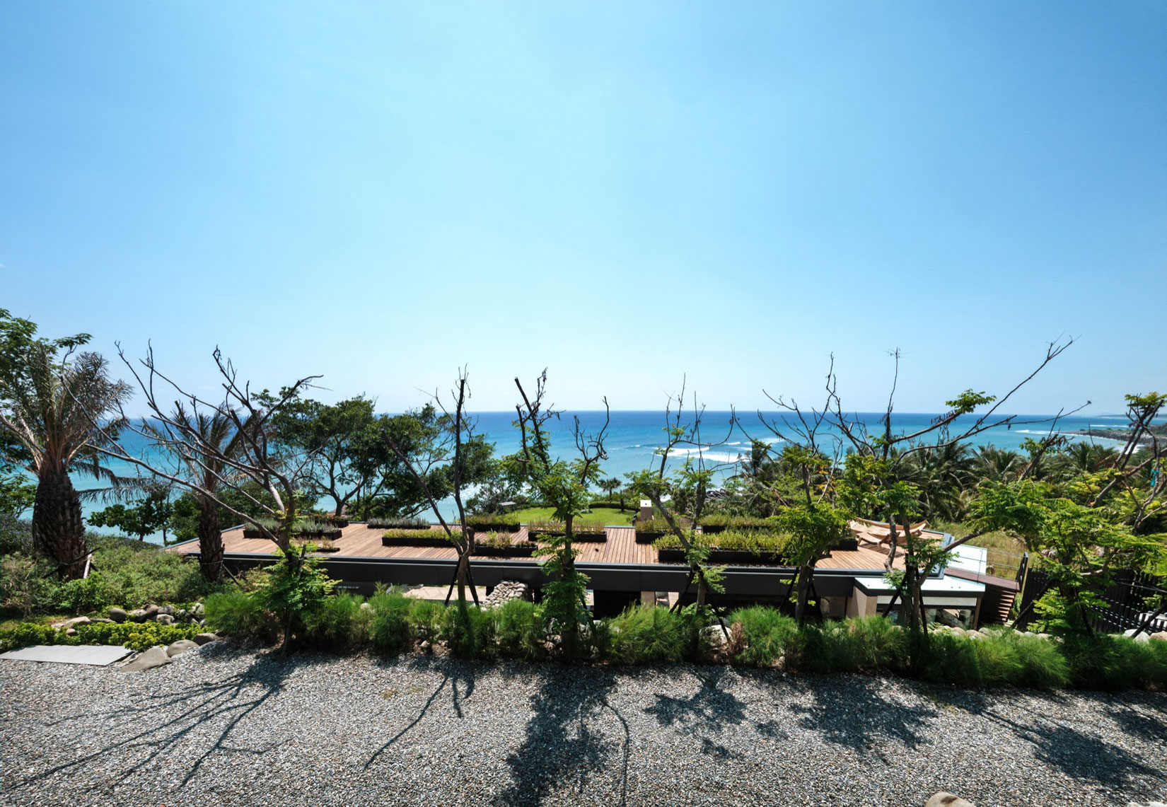 A Stunning Seafront Home with Pool and Spectacular Ocean Views in Taiwan by Create + Think Design Studio (6)