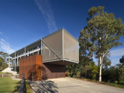 A Stunning Seaside House with Butterfly Roof and Glazed Facades on the Mornington Peninsula by Tim Spicer Architects and Col Bandy Architects (1)