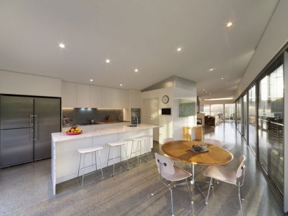 A Stunning Seaside House with Butterfly Roof and Glazed Facades on the Mornington Peninsula by Tim Spicer Architects and Col Bandy Architects (4)