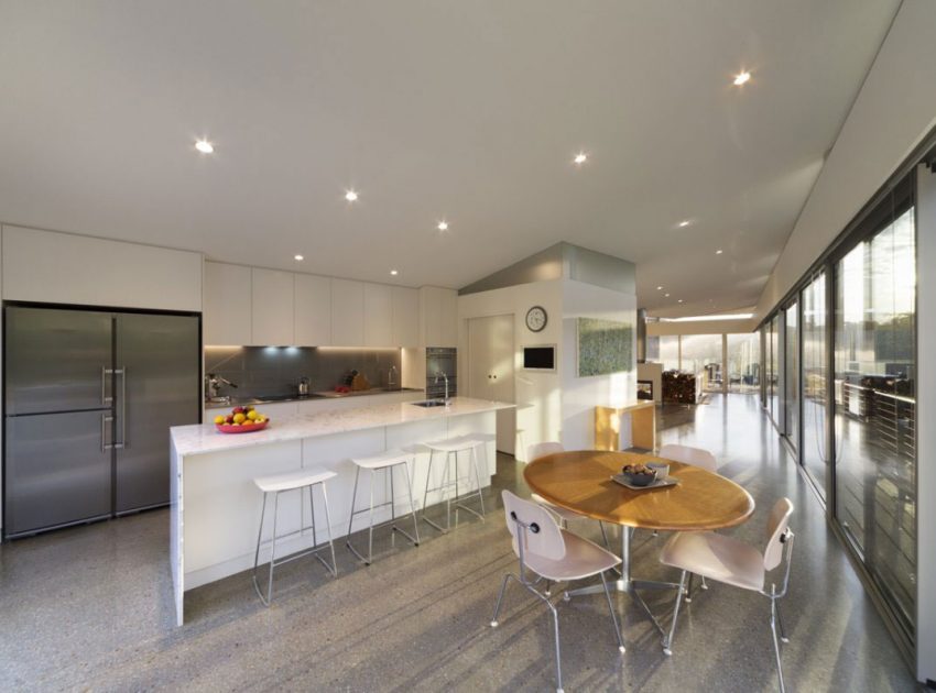 A Stunning Seaside House with Butterfly Roof and Glazed Facades on the Mornington Peninsula by Tim Spicer Architects and Col Bandy Architects (4)