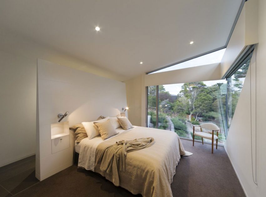 A Stunning Seaside House with Butterfly Roof and Glazed Facades on the Mornington Peninsula by Tim Spicer Architects and Col Bandy Architects (8)