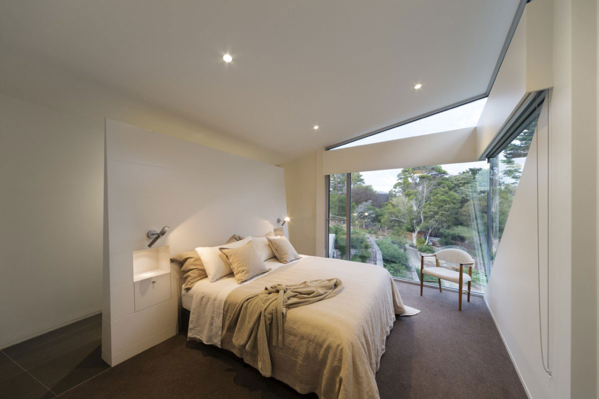 A Stunning Seaside House with Butterfly Roof and Glazed Facades on the Mornington Peninsula by Tim Spicer Architects and Col Bandy Architects (8)