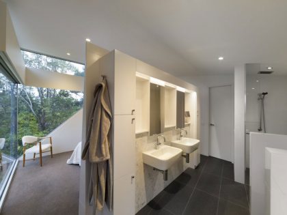 A Stunning Seaside House with Butterfly Roof and Glazed Facades on the Mornington Peninsula by Tim Spicer Architects and Col Bandy Architects (9)