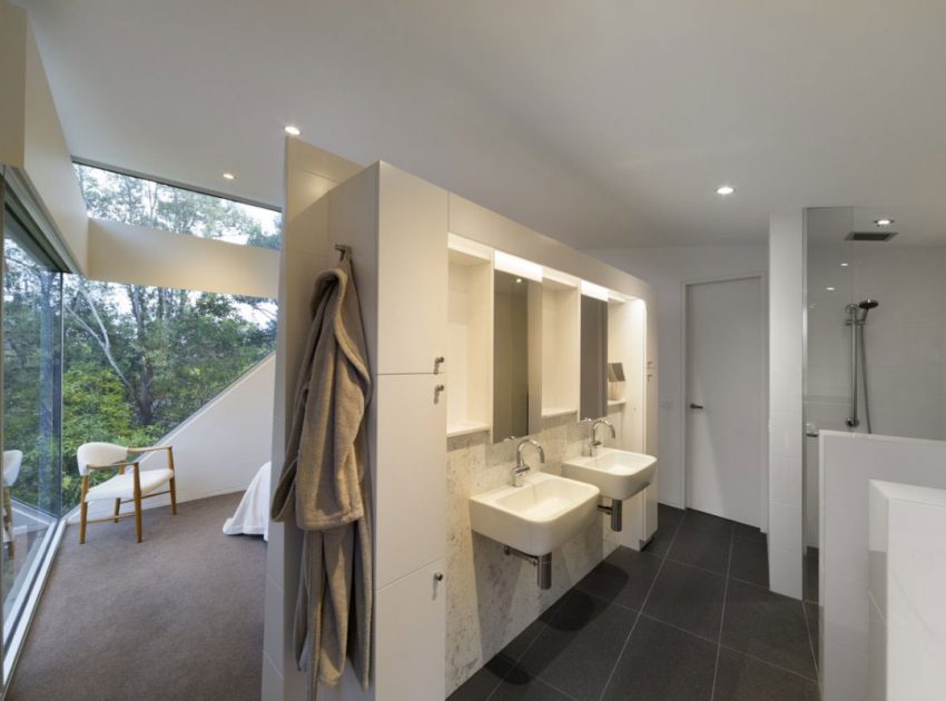 A Stunning Seaside House with Butterfly Roof and Glazed Facades on the Mornington Peninsula by Tim Spicer Architects and Col Bandy Architects (9)